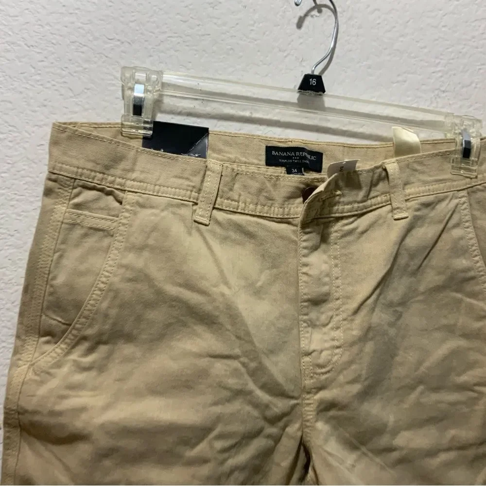 Banana Republic  Men 8-5 Inch  inseam Twill Short Light Stone tan